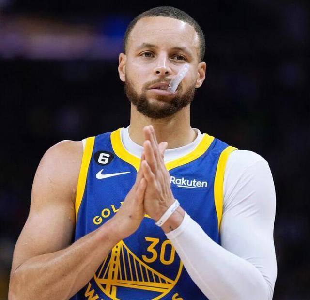 官方：拜仁中场帕利尼亚租借加盟热刺，含2500万欧买断条款（官宣：热刺租借签下拜仁中场帕利尼亚，买断价2500万欧）