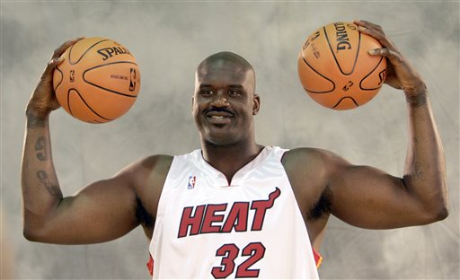 法兰克福球迷诺坎普燃放焰火投掷玻璃杯（法兰克福球迷在诺坎普燃放烟火并投掷玻璃杯）