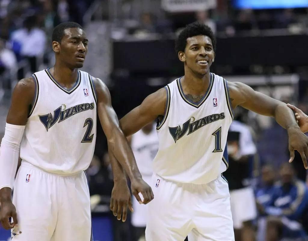 图片报：诺伊尔调整了训练流程，乌尔比希也激励着他继续（图片报：诺伊尔优化训练安排，乌尔比希也在激励他坚持前行）